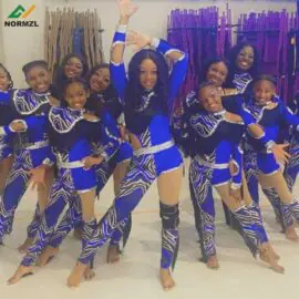 Normzl, venta al por mayor, diseño gratuito, trajes de baile de majorette azul con lentejuelas plateadas, uniformes de majorette personalizados con flecos negros